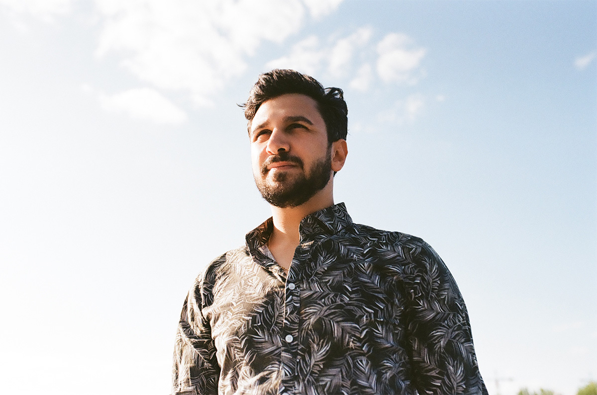 Yusuf Sahilli vor blauem Himmel