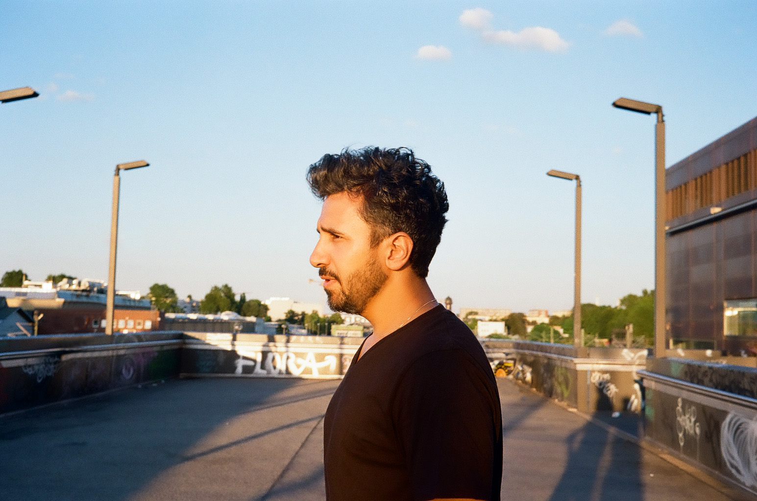 Yusuf Sahilli im Abendlicht auf einer Brücke in Berlin